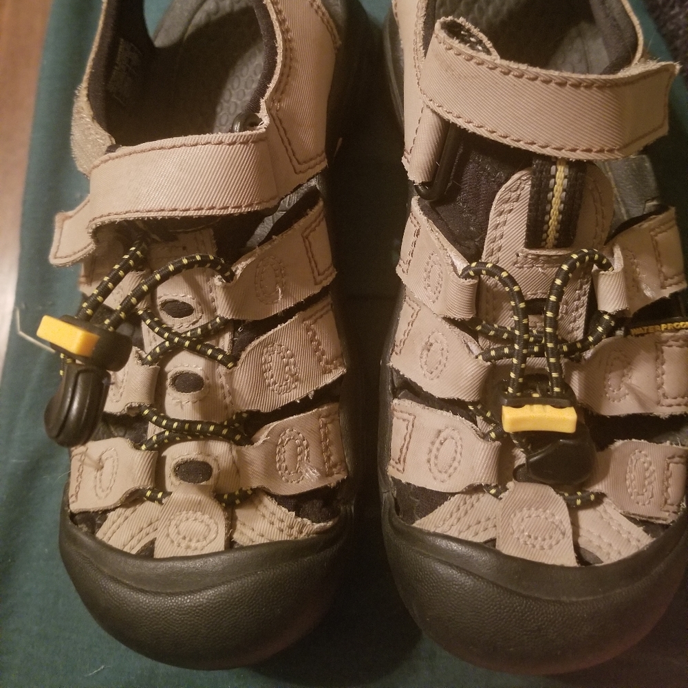 Boys Keen sandals size 1 Youth